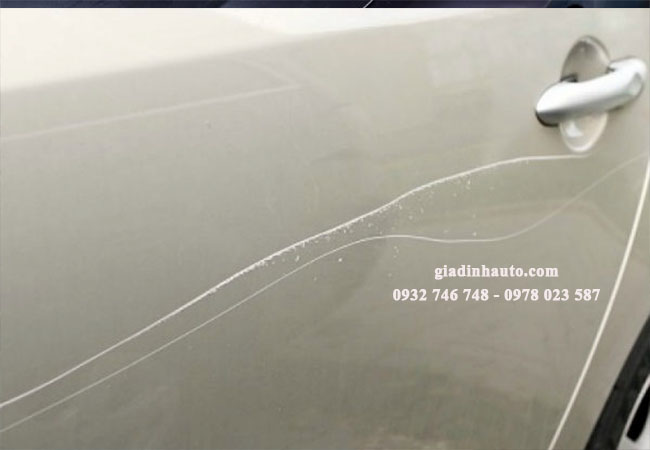 vết xước dài trên bề mặt sơn cần dặm sơn lại vết xước dài trên bề mặt sơn cần dặm sơn lại