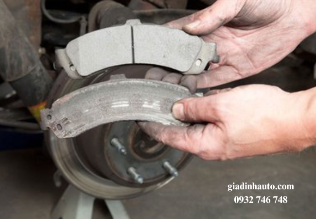 Kiểm tra má phanh và dầu phanh là điều không thể thiếu khi bảo dưỡng xe trước Tết Kiểm tra má phanh và dầu phanh là điều không thể thiếu khi bảo dưỡng xe trước Tết