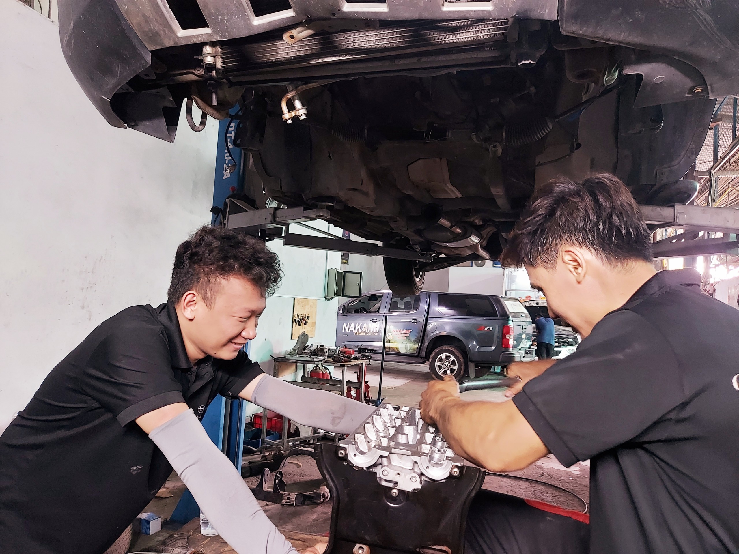 Bảo dưỡng xe tại gara chuyên nghiệp giúp tiết kiệm thời gian và công sức so với việc tự thực hiện ở nhà Bảo dưỡng xe tại gara chuyên nghiệp giúp tiết kiệm thời gian và công sức so với việc tự thực hiện ở nhà