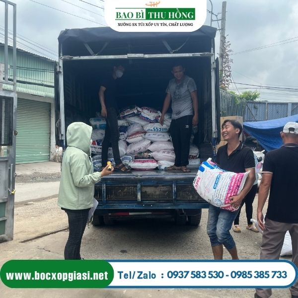 Thu Hồng hộ trợ vận chuyển và giao hàng túi xốp siêu thị đúng tiến độ Thu Hồng hộ trợ vận chuyển và giao hàng túi xốp siêu thị đúng tiến độ