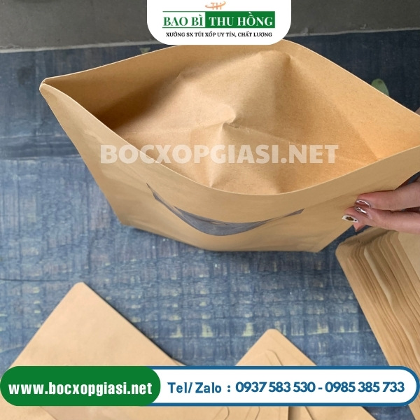 Túi zip giấy có đáy đứng vững trên bề mặt phẳng Túi zip giấy có đáy đứng vững trên bề mặt phẳng