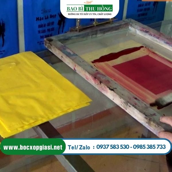 Sử dụng in lụa để in túi hột xoài số lượng ít cho khách Sử dụng in lụa để in túi hột xoài số lượng ít cho khách