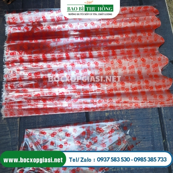 Giấy kiếng gói quà màu sắc trong suốt với họa tiết giúp món quà thêm nổi bật Giấy kiếng gói quà màu sắc trong suốt với họa tiết giúp món quà thêm nổi bật