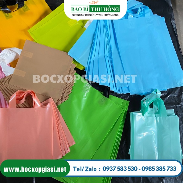 Túi quai ép nhiều sắc, mẫu mã đa dạng Túi quai ép nhiều sắc, mẫu mã đa dạng