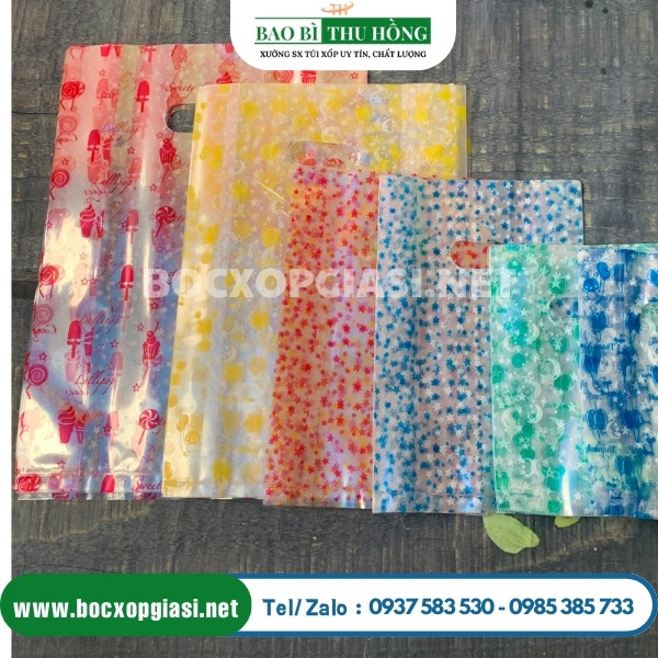 Túi nilon hột xoài đựng quà in họa tiết. Túi nilon hột xoài đựng quà in họa tiết.