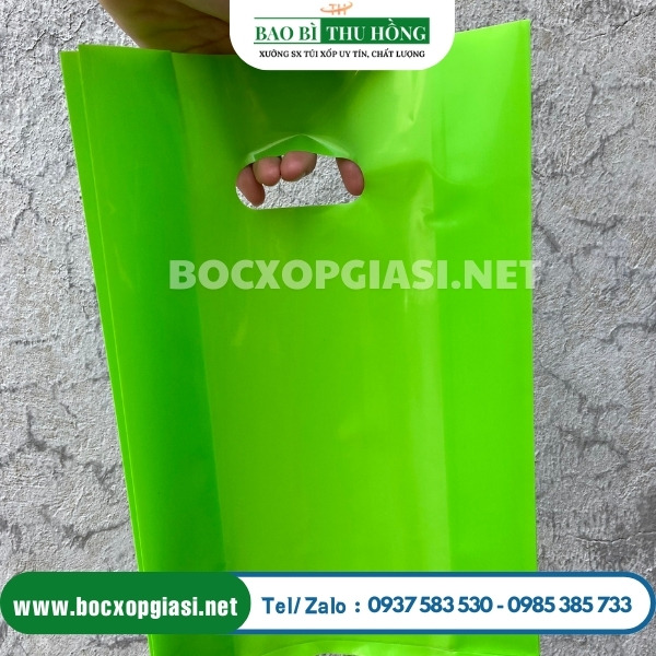 Túi nilon quai xách đục lỗ màu đẹp cho các shop Túi nilon quai xách đục lỗ màu đẹp cho các shop