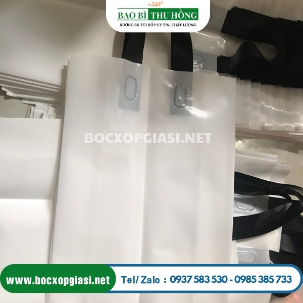 Hình ảnh: Túi trắng sữa ép quai màu đen Hình ảnh: Túi trắng sữa ép quai màu đen