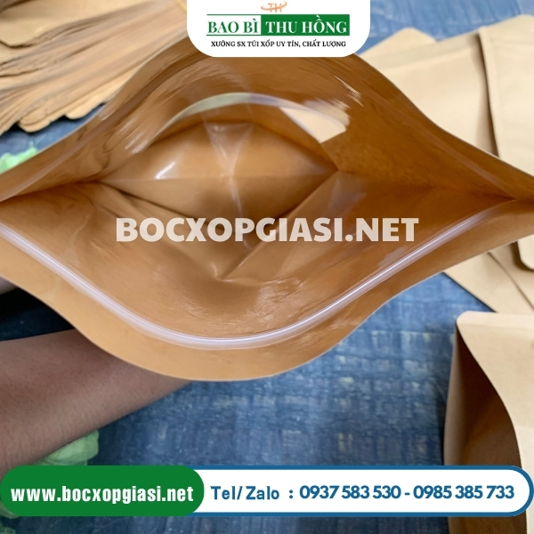 Bên trong túi zip giấy có tráng lớp PE chống thấm Bên trong túi zip giấy có tráng lớp PE chống thấm