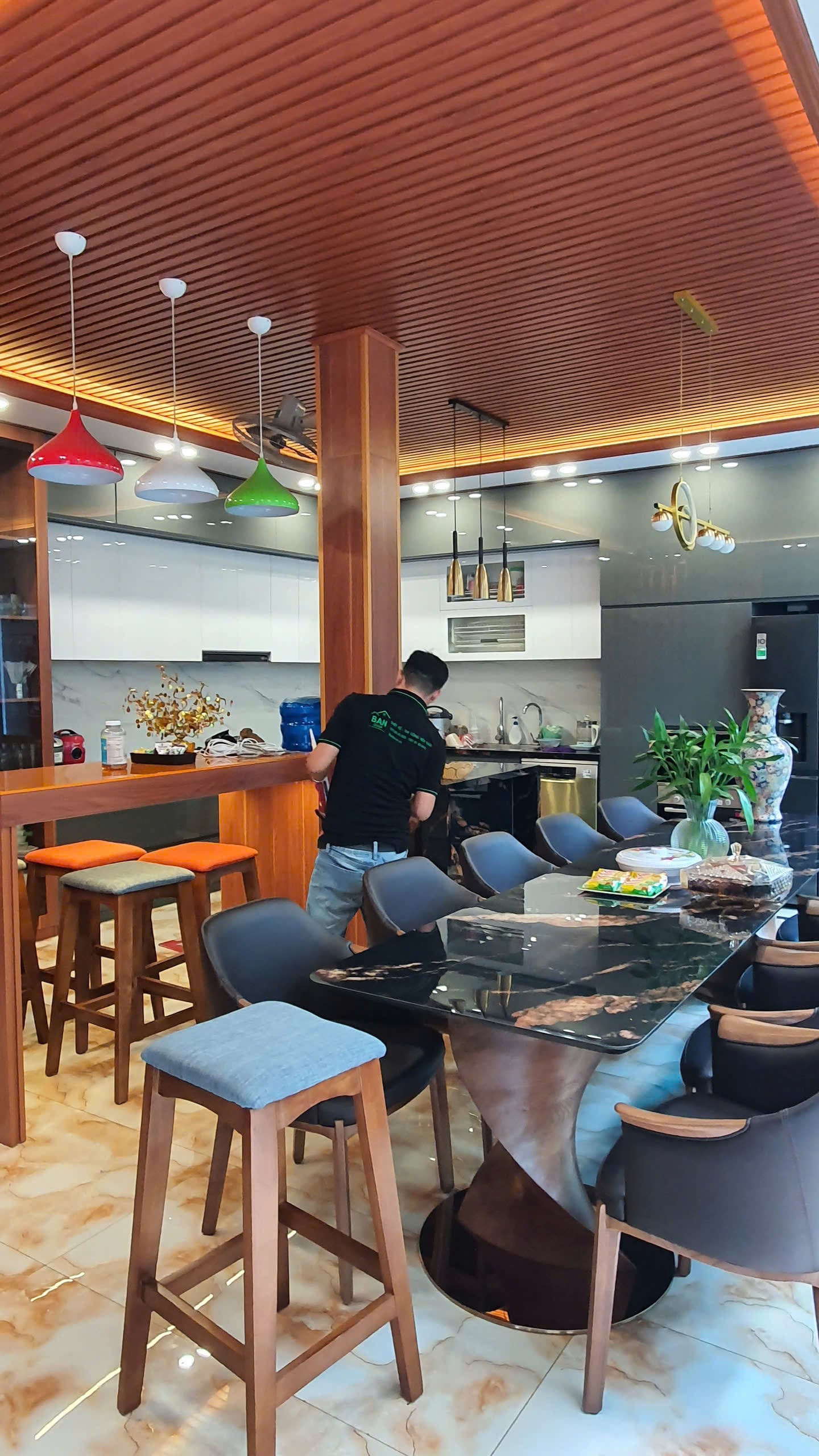 Thợ hoàn thiện tại công trình 10