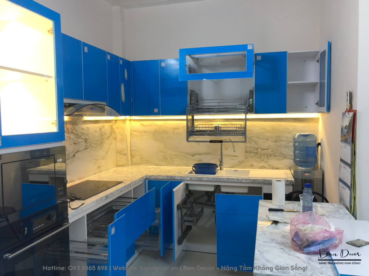 Tủ bếp acrylic bóng gương