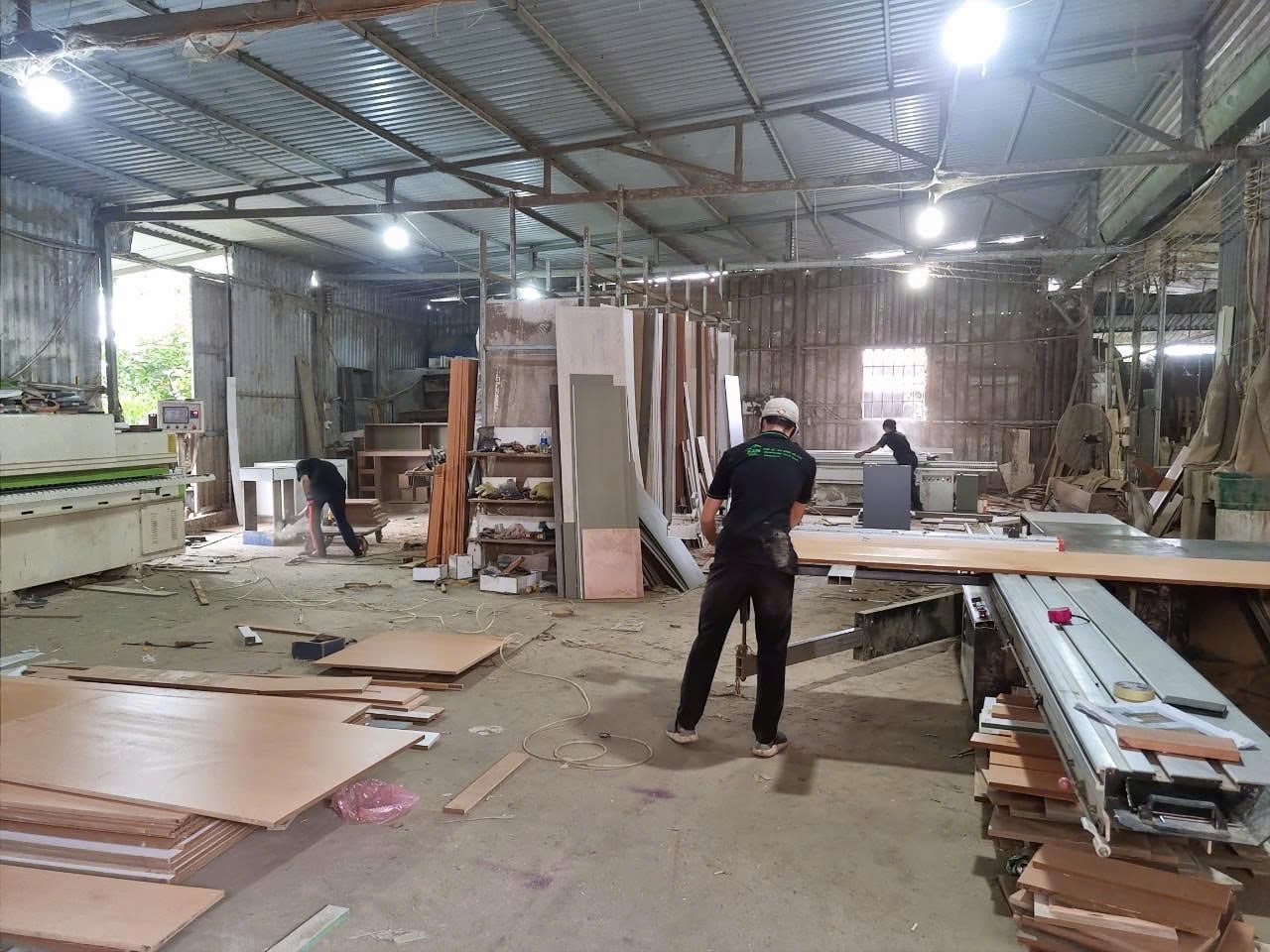 Máy móc hiện đại xưởng Ban Decor