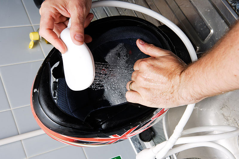 Cách làm sạch mũ bảo hiểm Cách làm sạch mũ bảo hiểm