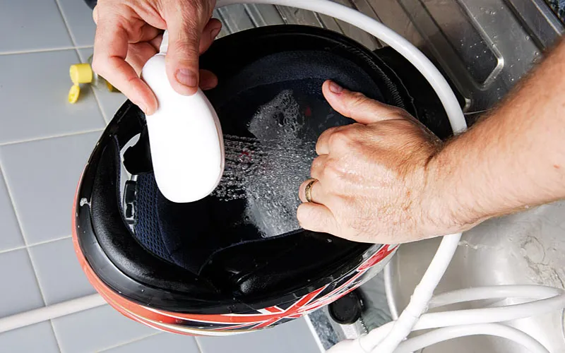 Đừng để nón bảo hiểm mất đi tính năng: Hướng dẫn cách làm sạch mũ bảo hiểm với các bước đơn giản