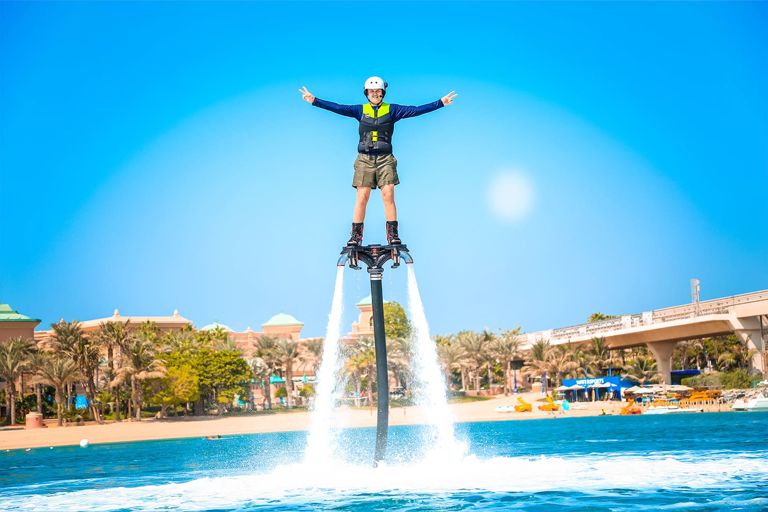 Flyboard là một môn thể thao nước yêu cầu sự thăng bằng tốt Flyboard là một môn thể thao nước yêu cầu sự thăng bằng tốt