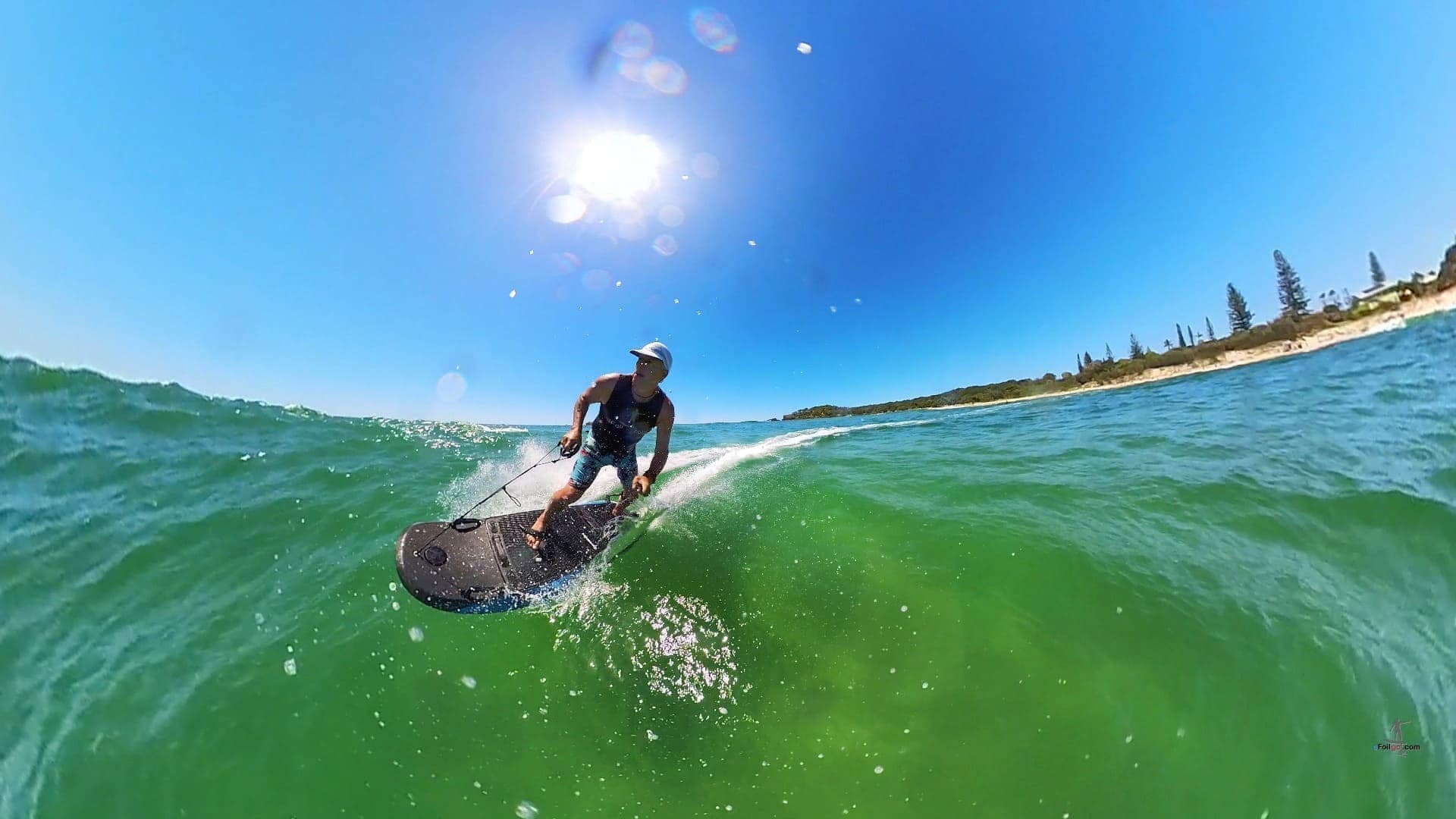 Một người chơi ván lướt sóng điện ngoài biển Một người chơi ván lướt sóng điện ngoài biển
