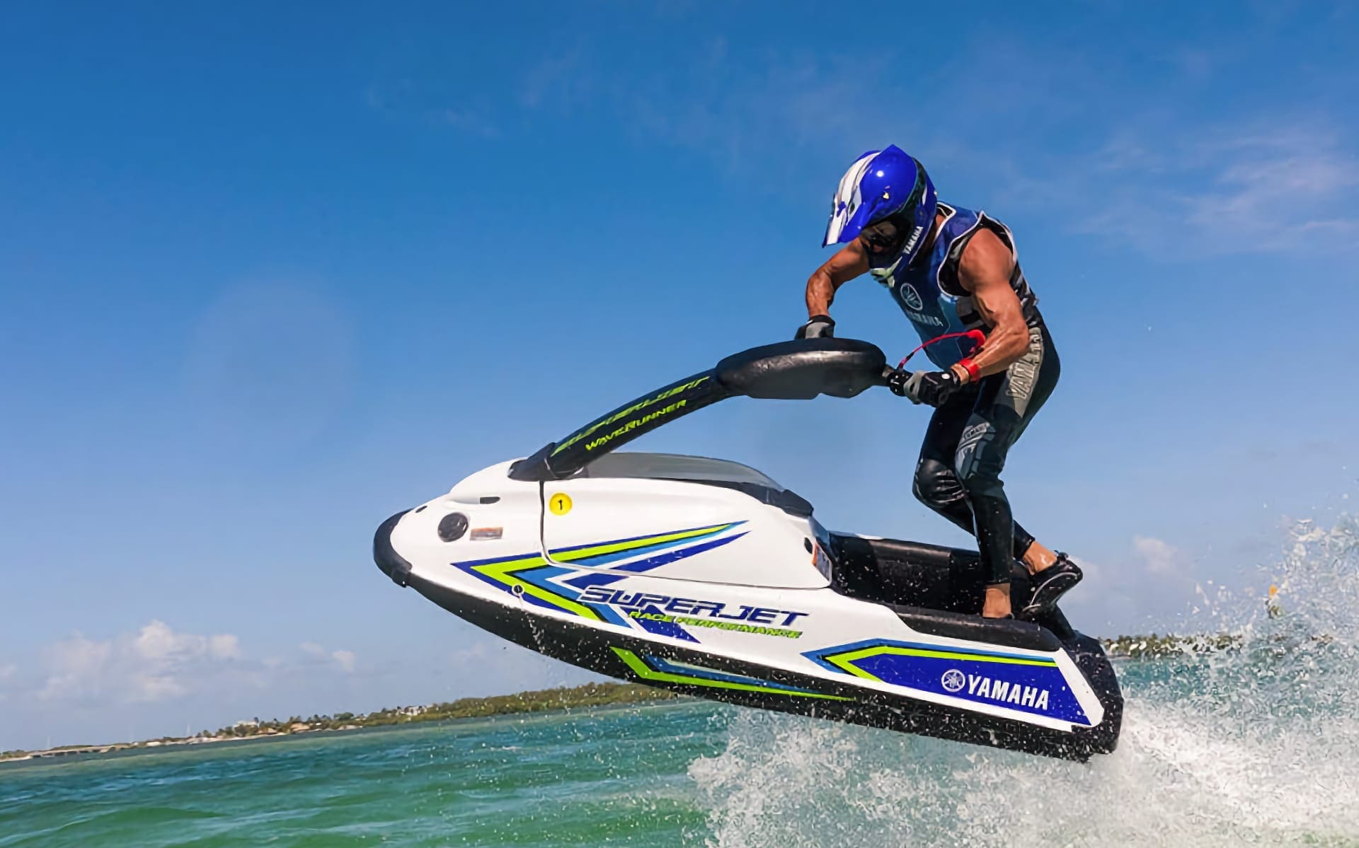 Jet Ski là một môn thể thao nước mạnh mẽ Jet Ski là một môn thể thao nước mạnh mẽ