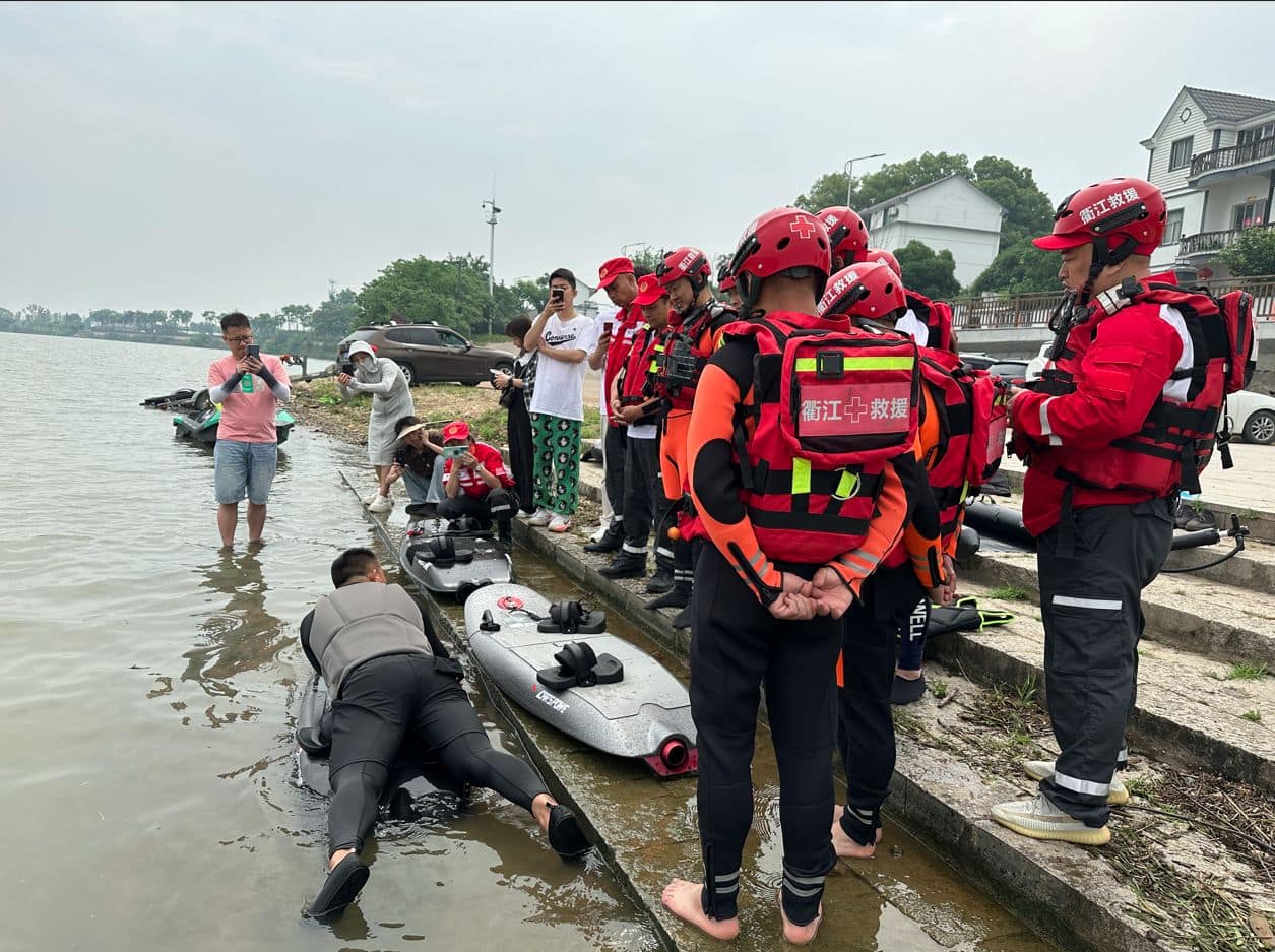 Huấn luyện viên đang chỉ dạy mọi người cách sử dụng ván phản lực Huấn luyện viên đang chỉ dạy mọi người cách sử dụng ván phản lực