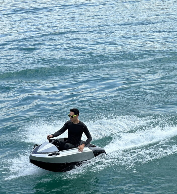 Thuyền điện giúp bạn phóng nhanh trên mặt nước với tốc độ cực nhanh Thuyền điện giúp bạn phóng nhanh trên mặt nước với tốc độ cực nhanh