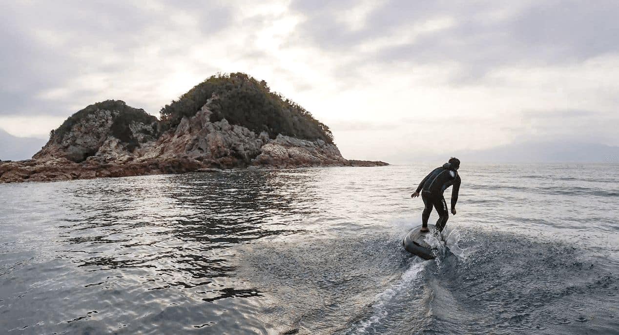 Bạn có thể chơi ván điện ở bất cứ nơi nào có mặt nước rộng lớn Bạn có thể chơi ván điện ở bất cứ nơi nào có mặt nước rộng lớn
