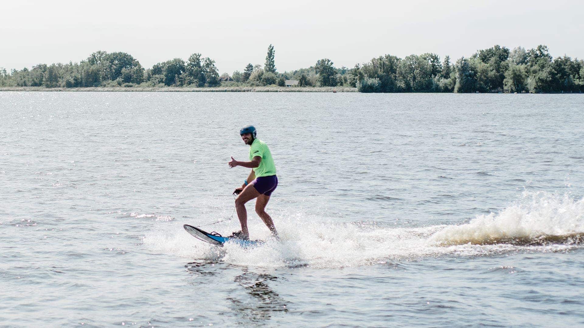 Ván lướt điện môn thể thao nước hiện còn rất mới mẻ ở Việt Nam Ván lướt điện môn thể thao nước hiện còn rất mới mẻ ở Việt Nam