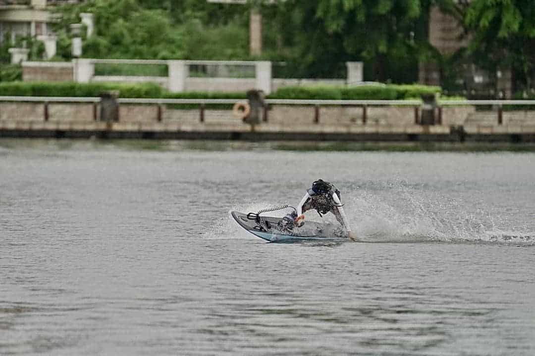 Người chơi ván lướt sóng điện đang thực hiện một skills khó Người chơi ván lướt sóng điện đang thực hiện một skills khó