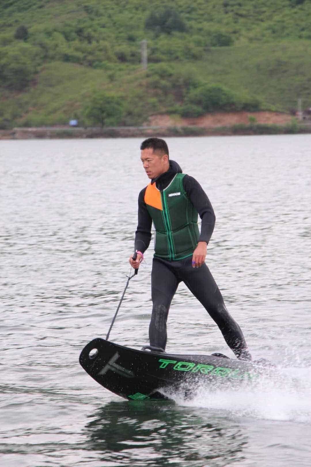 Ván lướt sóng điện Trung Quốc hiện có mặt ở nhiều quốc gia trên thế giới Ván lướt sóng điện Trung Quốc hiện có mặt ở nhiều quốc gia trên thế giới