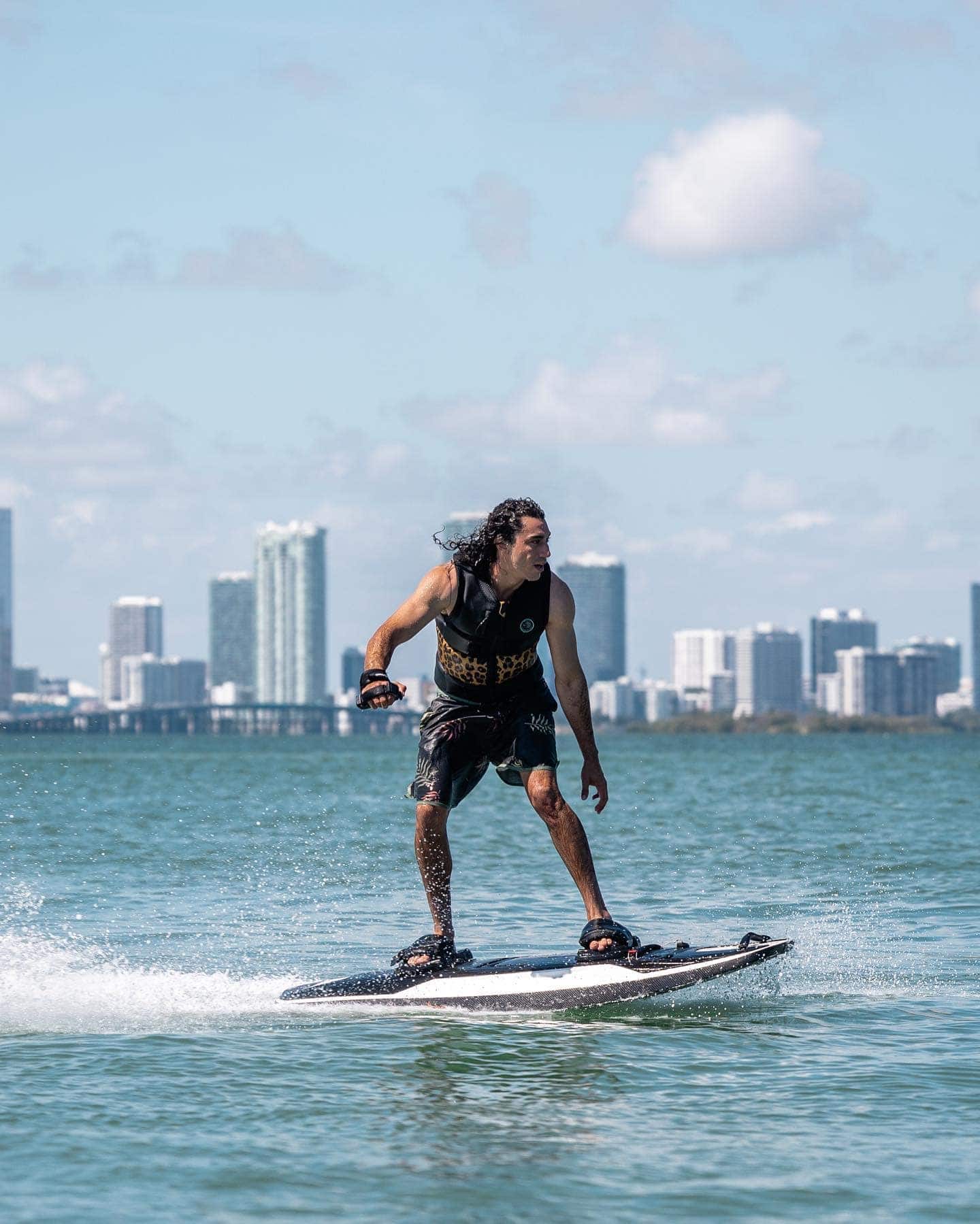 Môn thể thao ván lướt sóng phản lực hiện còn rất mới mẻ tại Việt Nam Môn thể thao ván lướt sóng phản lực hiện còn rất mới mẻ tại Việt Nam