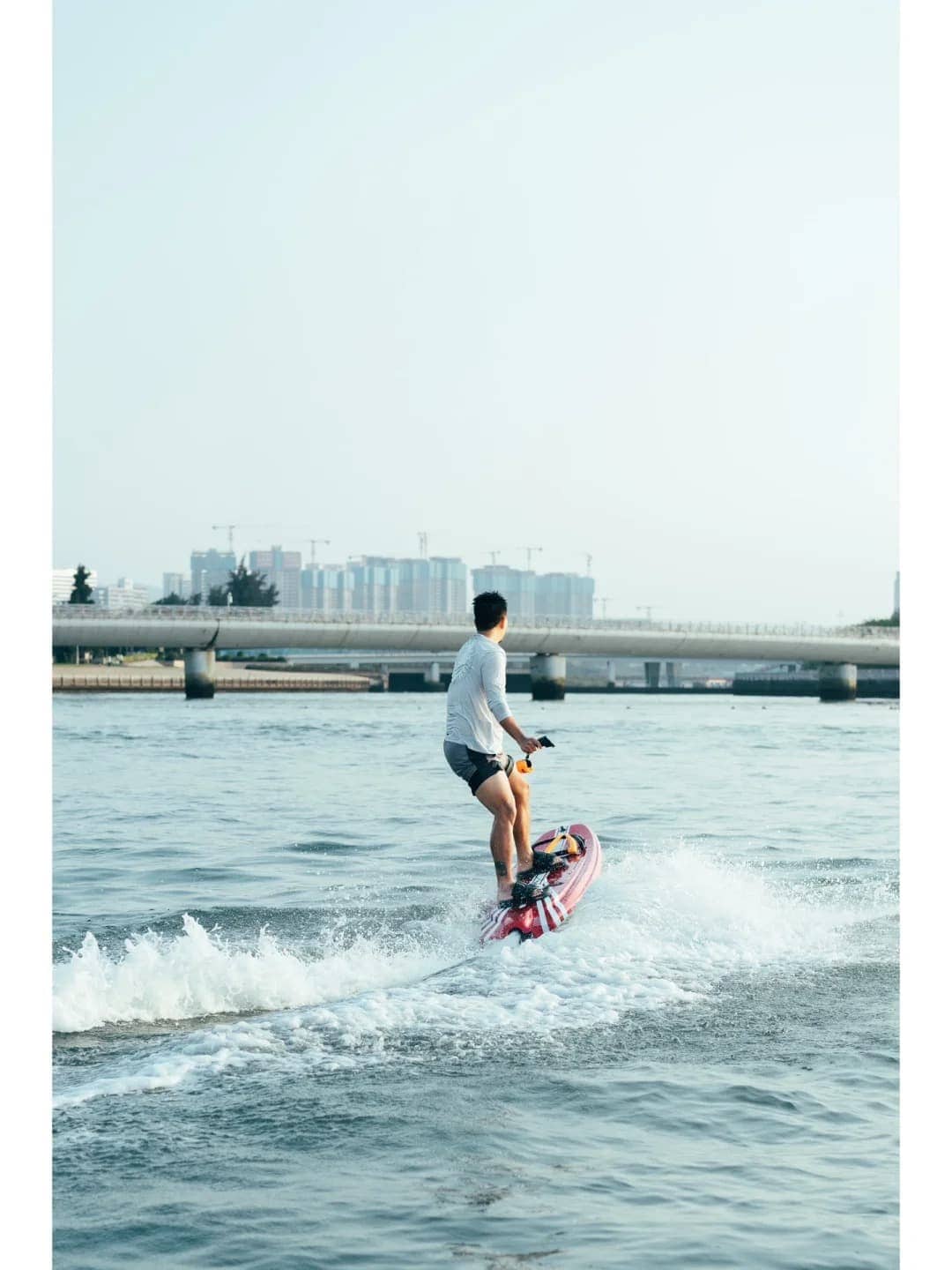 Ván phản lực hoạt động bởi lực đẩy của động cơ phản lực và remote điều khiển Ván phản lực hoạt động bởi lực đẩy của động cơ phản lực và remote điều khiển