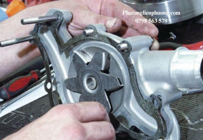 Trên các dòng xe đời mới bơm nước được điều khiển bằng mô tơ điện thay vì truyền động cơ khí. Trên các dòng xe đời mới bơm nước được điều khiển bằng mô tơ điện thay vì truyền động cơ khí.