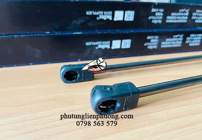 Ti nâng cốp Kia Rio chính hãng giúp cửa hậu giữ vững ở vị trí mở mà không bị rơi xuống bất ngờ. Ti nâng cốp Kia Rio chính hãng giúp cửa hậu giữ vững ở vị trí mở mà không bị rơi xuống bất ngờ.