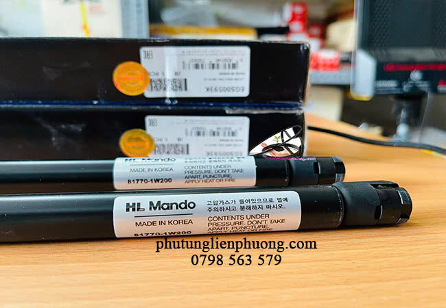 Ti nâng cốp Kia Rio thường được làm từ chất liệu thép hoặc nhôm, có khả năng chịu lực tốt Ti nâng cốp Kia Rio thường được làm từ chất liệu thép hoặc nhôm, có khả năng chịu lực tốt