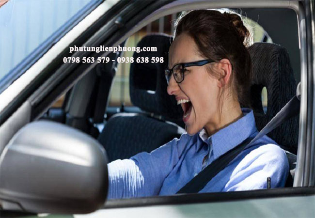 rô tuyn trụ đứng xe innova bị hỏng dễ gây mất lái rô tuyn trụ đứng xe innova bị hỏng dễ gây mất lái