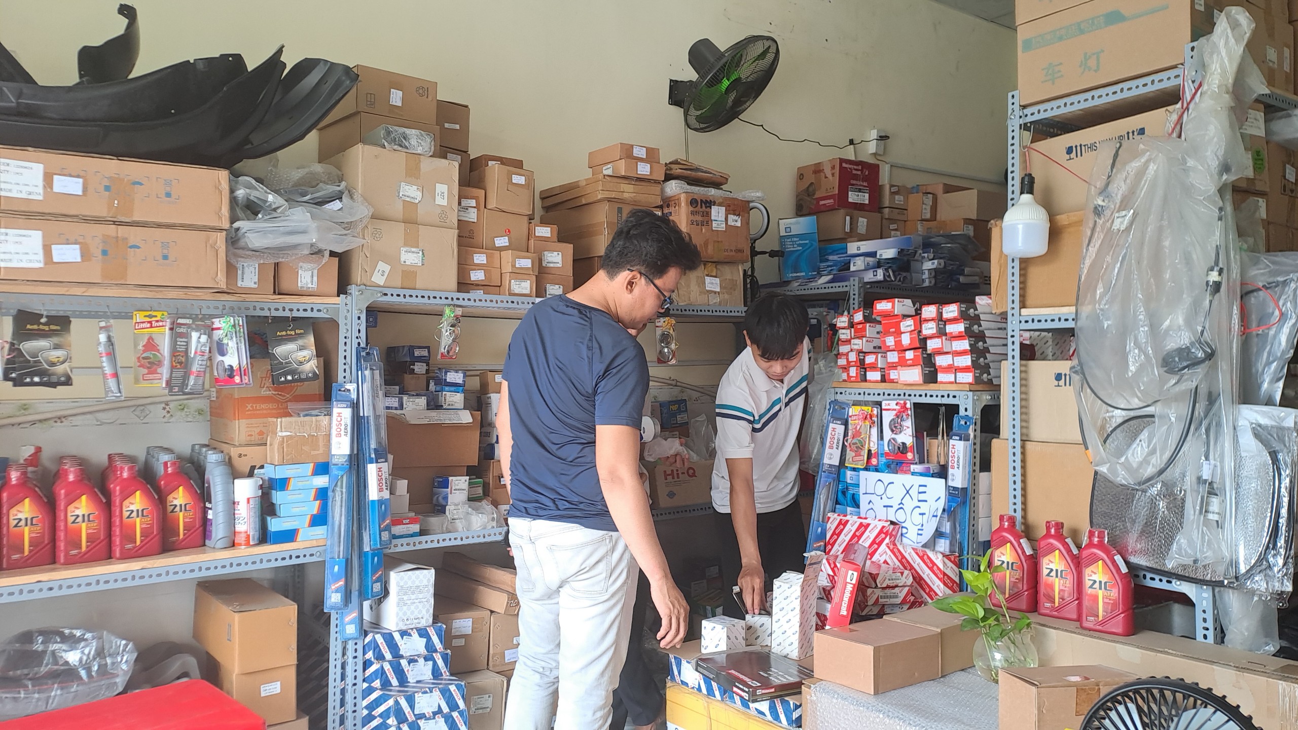 nhân viên hỗ trợ nhiệt tình khi các bác mua hàng ở Liên Phương nhân viên hỗ trợ nhiệt tình khi các bác mua hàng ở Liên Phương