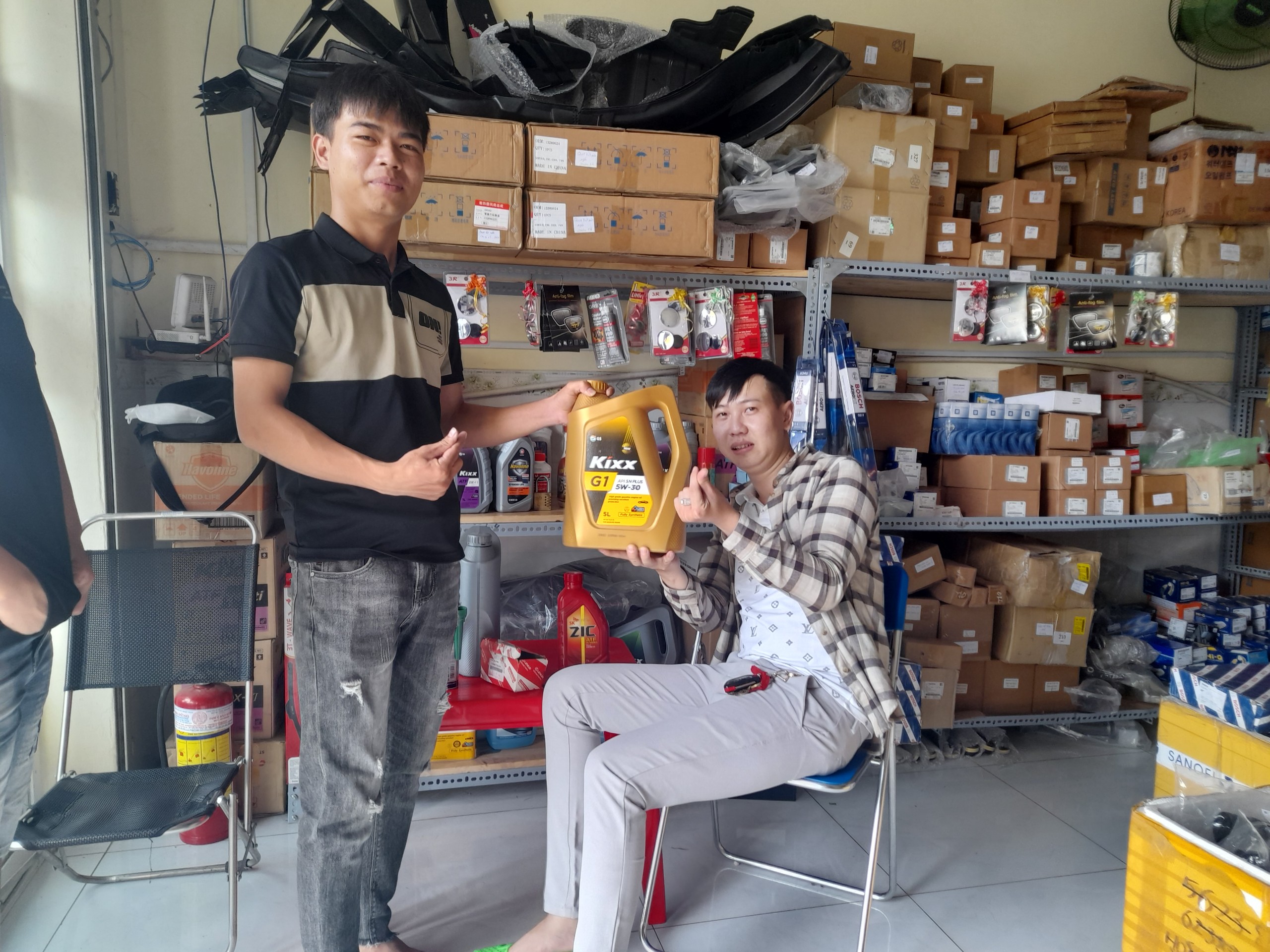 khách hàng ủng hộ ở phụ tùng Liên Phương khách hàng ủng hộ ở phụ tùng Liên Phương