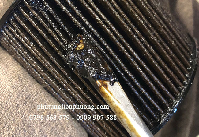 lọc dầu bị ô nhiễm và bám đầy bụi bẩn khiến hiệu suất động cơ giảm lọc dầu bị ô nhiễm và bám đầy bụi bẩn khiến hiệu suất động cơ giảm