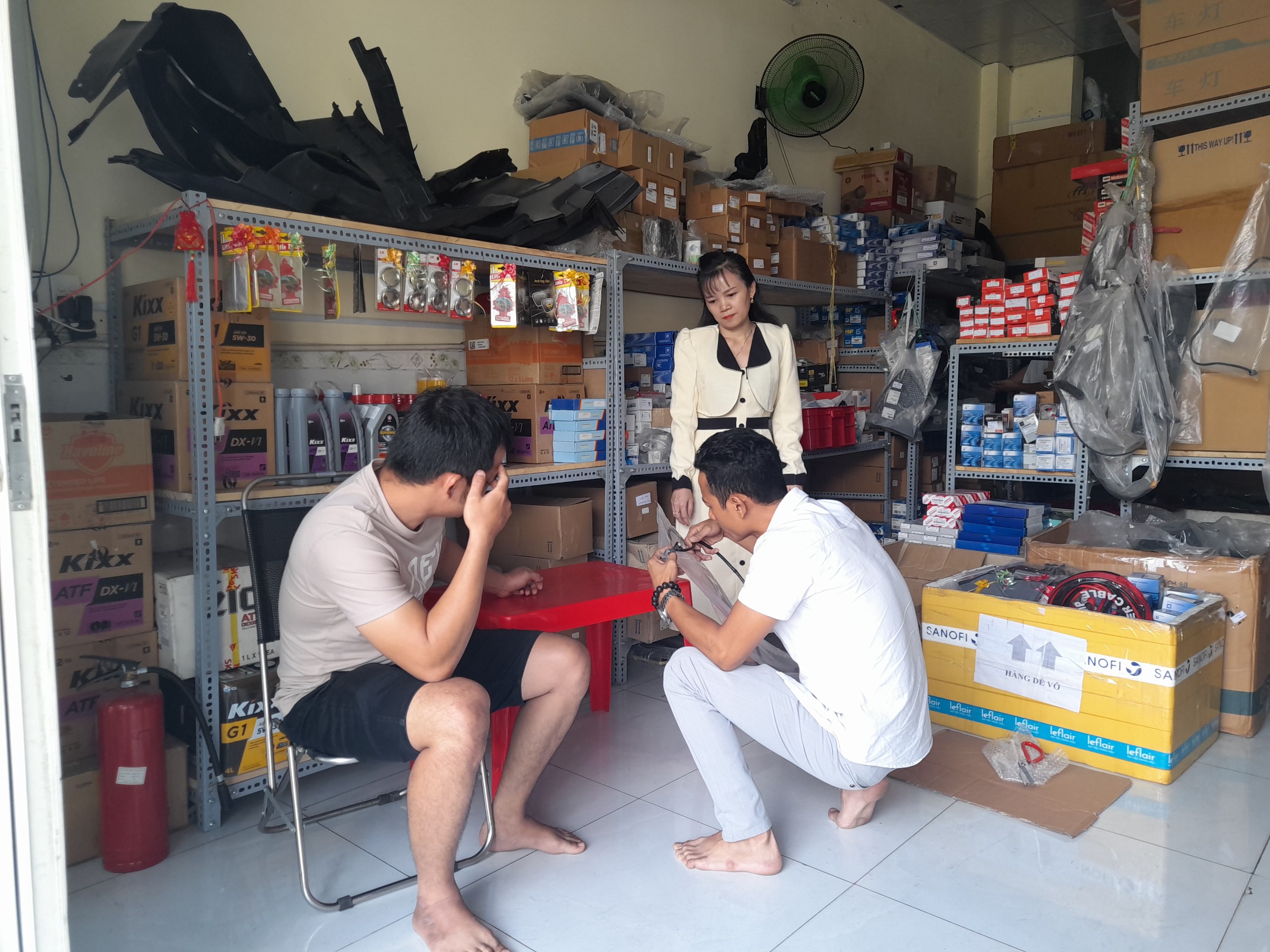 nhân viên sẽ giúp các bác tìm đúng phụ tùng cần thiết nhân viên sẽ giúp các bác tìm đúng phụ tùng cần thiết