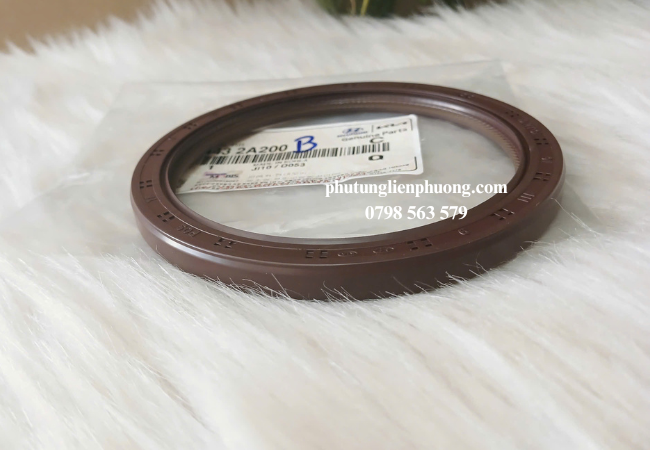 Hư hỏng phớt đuôi trục cơ Kia Rondo do thời gian sử dụng lâu dài, nhiệt độ cao, áp lực lớn khi vận hành xe Hư hỏng phớt đuôi trục cơ Kia Rondo do thời gian sử dụng lâu dài, nhiệt độ cao, áp lực lớn khi vận hành xe