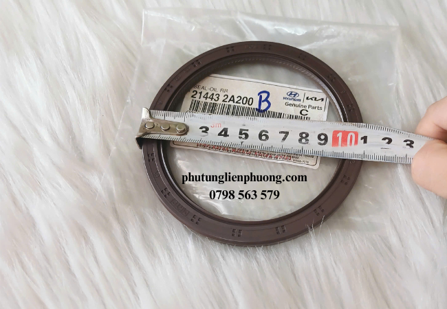 Chức năng chính của phớt đuôi trục cơ Kia Rondo là ngăn chặn sự rò rỉ dầu từ cốt máy ra ngoài môi trường Chức năng chính của phớt đuôi trục cơ Kia Rondo là ngăn chặn sự rò rỉ dầu từ cốt máy ra ngoài môi trường