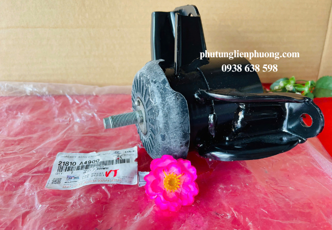 Cao su chân máy phải Kia Rondo giúp giảm thiểu rung động từ động cơ truyền tới khung xe Cao su chân máy phải Kia Rondo giúp giảm thiểu rung động từ động cơ truyền tới khung xe