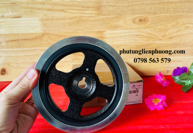 Vị trí lắp đặt của puly trục cơ KIA Forte nằm ở phía trước của động cơ Vị trí lắp đặt của puly trục cơ KIA Forte nằm ở phía trước của động cơ