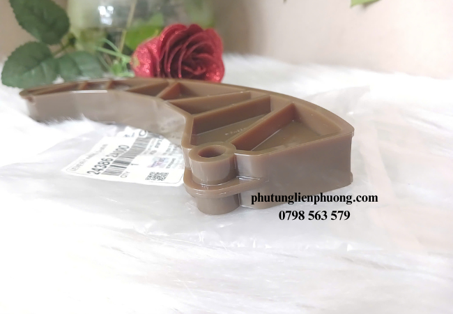 Tỳ xích cam nhựa to KIA Rondo giúp giảm ma sát giữa các bộ phận chuyển động, kéo dài tuổi thọ động cơ Tỳ xích cam nhựa to KIA Rondo giúp giảm ma sát giữa các bộ phận chuyển động, kéo dài tuổi thọ động cơ