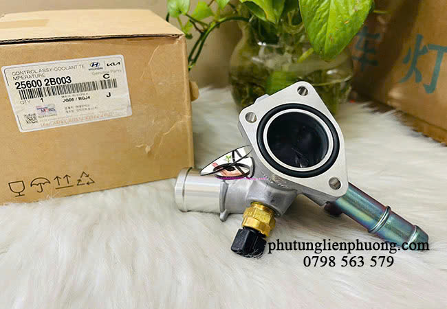 Cổ nước liền cảm biến Kia Forte có chức năng theo dõi nhiệt độ của nước làm mát và điều chỉnh lưu lượng nước Cổ nước liền cảm biến Kia Forte có chức năng theo dõi nhiệt độ của nước làm mát và điều chỉnh lưu lượng nước