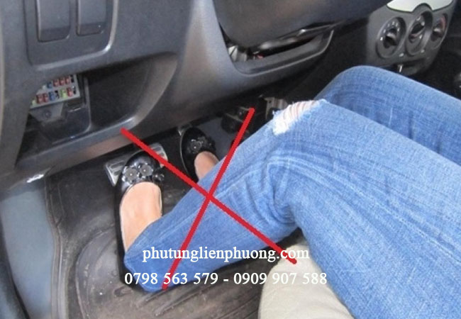 sử dụng không nhịp nhàng giữa chân côn và chân ga sẽ gây mòn đĩa côn nhanh sử dụng không nhịp nhàng giữa chân côn và chân ga sẽ gây mòn đĩa côn nhanh