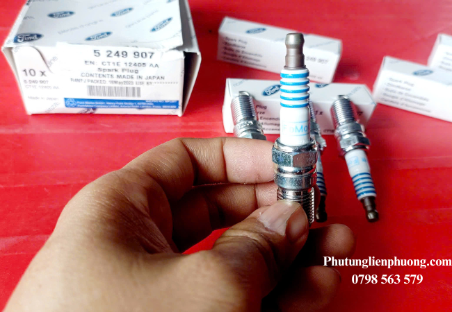 Bugi tạo ra tia lửa điện để kích hoạt quá trình đốt cháy hỗn hợp nhiên liệu và không khí trong buồng đốt Bugi tạo ra tia lửa điện để kích hoạt quá trình đốt cháy hỗn hợp nhiên liệu và không khí trong buồng đốt