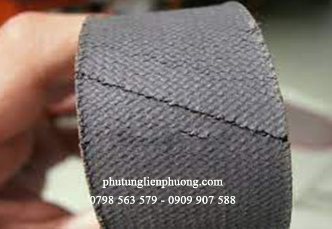 kiểm tra tình trạng dây curoa cũ trên xe kiểm tra tình trạng dây curoa cũ trên xe