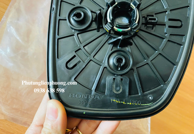 Gương chiếu hậu rất hữu ích khi các bác cần lùi xe hoặc đỗ vào những chỗ hẹp Gương chiếu hậu rất hữu ích khi các bác cần lùi xe hoặc đỗ vào những chỗ hẹp