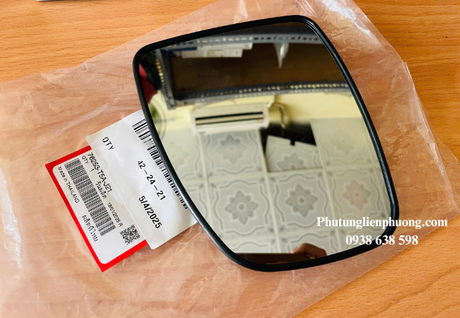 Một chiếc gương bị vỡ hoặc mờ sẽ hạn chế tầm nhìn làm tăng nguy cơ tai nạn giao thông Một chiếc gương bị vỡ hoặc mờ sẽ hạn chế tầm nhìn làm tăng nguy cơ tai nạn giao thông