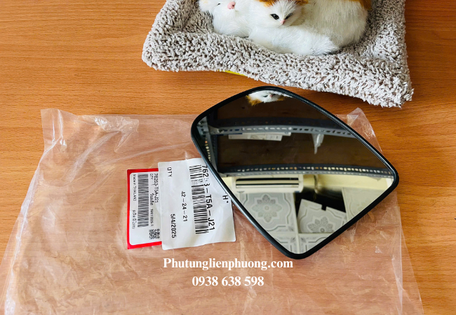 Hãy thường xuyên vệ sinh mặt kính của gương và kiểm tra xem chúng có bị trầy xước hay hư hỏng Hãy thường xuyên vệ sinh mặt kính của gương và kiểm tra xem chúng có bị trầy xước hay hư hỏng