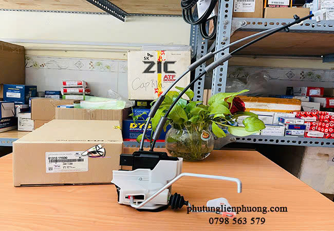 Cơ cấu khóa ngậm cửa trước trái KIA Morning đảm bảo an toàn cho hành khách và tài sản bên trong xe Cơ cấu khóa ngậm cửa trước trái KIA Morning đảm bảo an toàn cho hành khách và tài sản bên trong xe