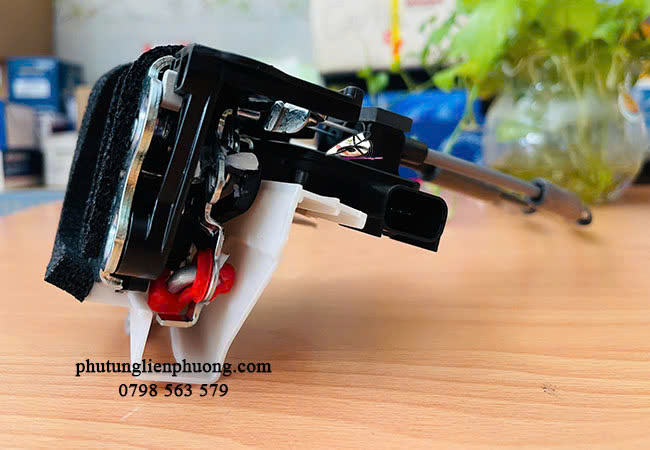 Sử dụng phụ tùng chính hãng giúp duy trì hiệu suất hoạt động của hệ thống khóa cửa